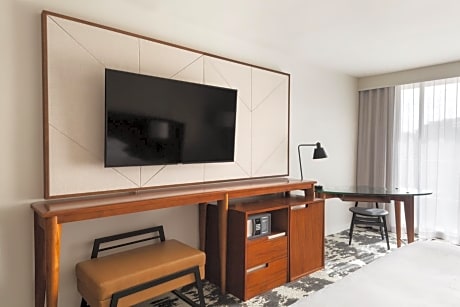 Executive Suite  - 1 King Bed