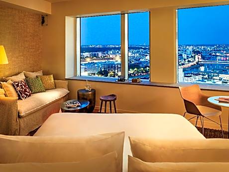 JUNIOR SUITE family, 1 king bed and 1 double so fa bed