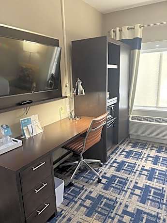 Traditional Queen Room with Adapted Tub - Mobility and Hearing Accessible