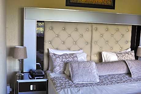 Deluxe Double Room (2 Adults + 1 Child)