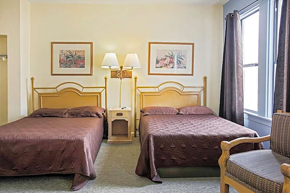 OYO Cameron Historic Hotel Brownsville I-69E