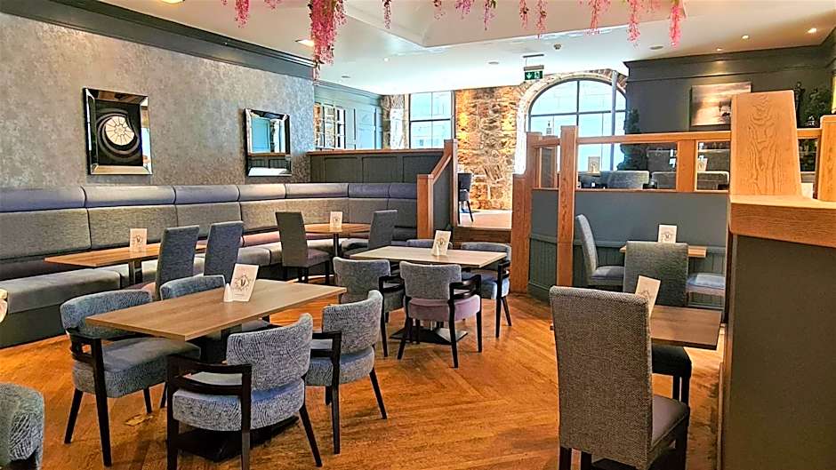 Royal Athenaeum Suites