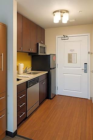 King Studio with Adapted Tub - Mobility Accessible
