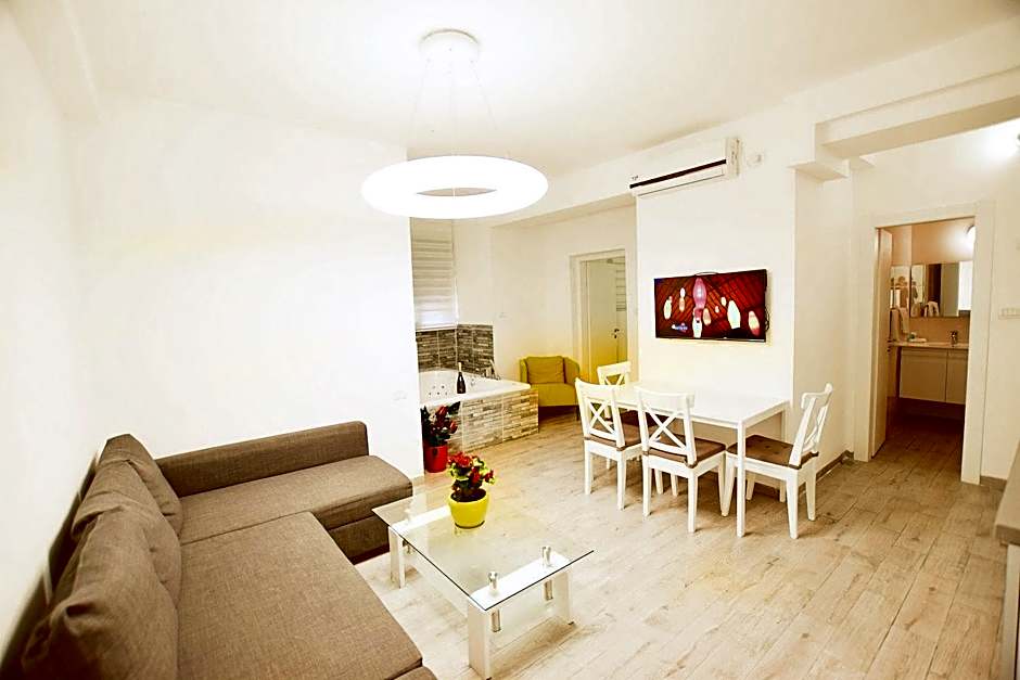 Photo 1 of 18 of Luxury 2 Bedroom Apartment, Jetted Tub