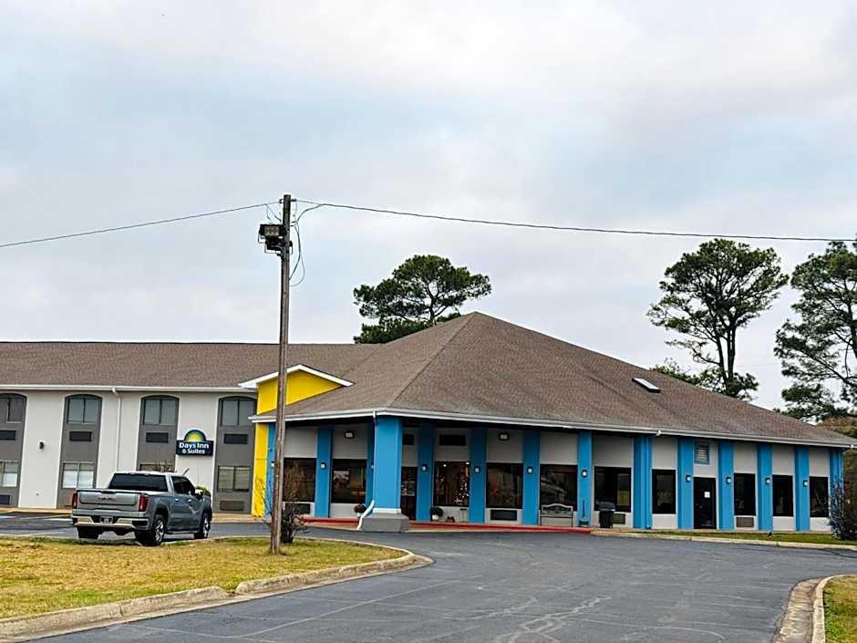 Days Inn & Suites by Wyndham Brinkley