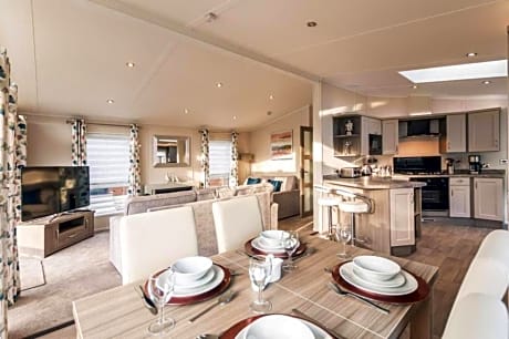 Woodland Jewel Lodge with Hot Tub