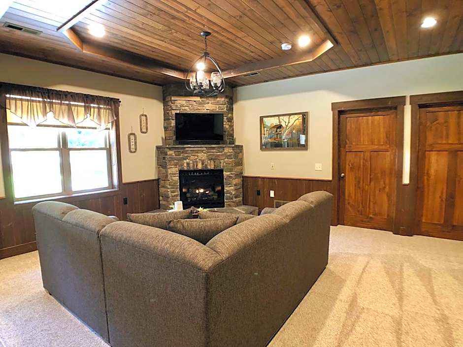 Sojourner's Lodge & Log Cabin Suites