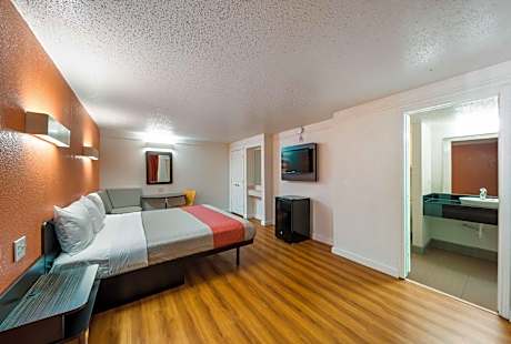 King Room - Disability Access - Non-Smoking