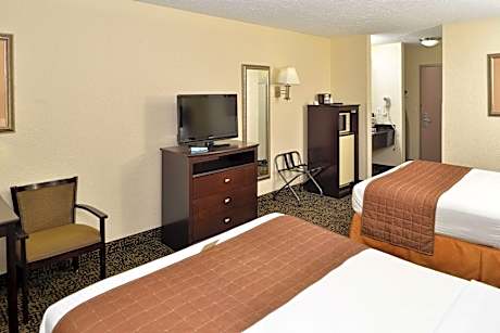Suite - 1 King 2 Queen Beds Non-Smoking High Speed Internet Access Microwave Refrigerator Wet Bar F