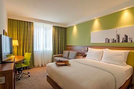 Queen Room W/ Sofa Bed Non smoking