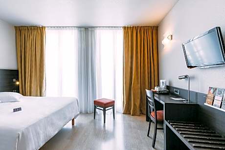 Superior DOUBLE Room Old Port side view