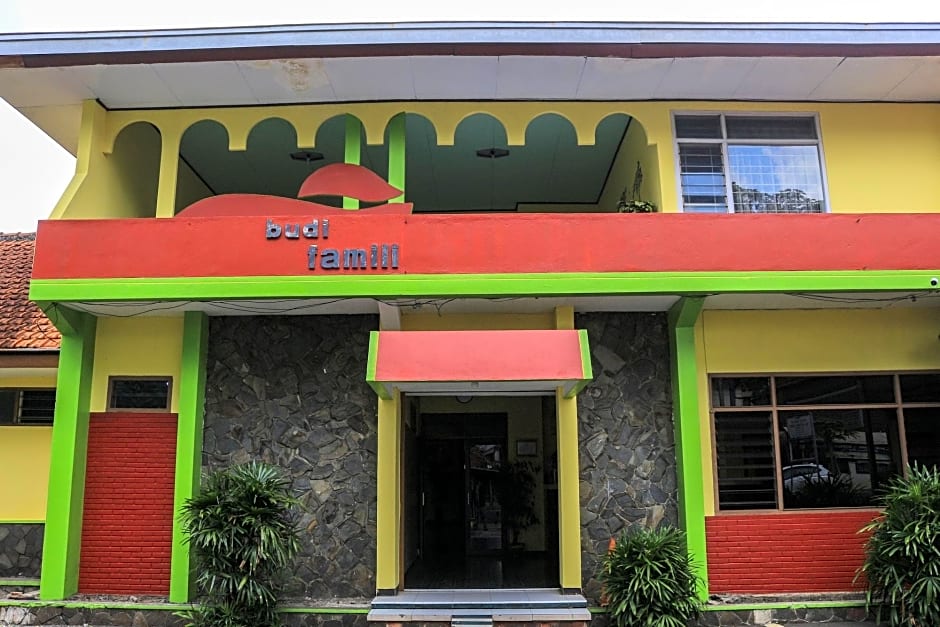 Spot On 1708 Hotel Budi Famili 1
