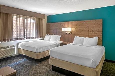 Queen Suite with Two Queen Beds, Sofa Bed, Full Kitchen and Shower - Non-Smoking