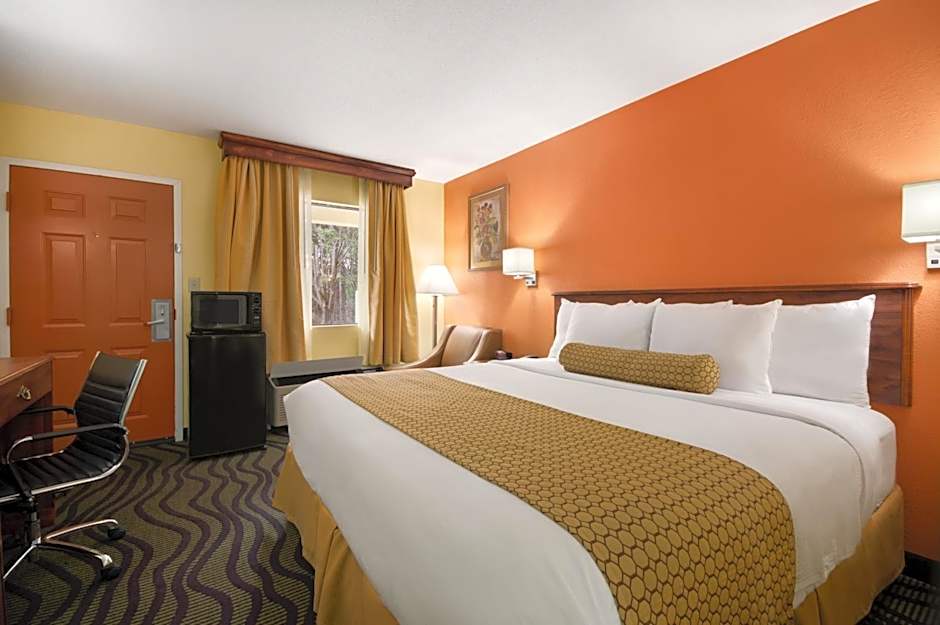 Photo 1 of 5 of 1 King Bed, Accessible