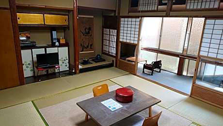 Quadruple Room with Shared Bathroom