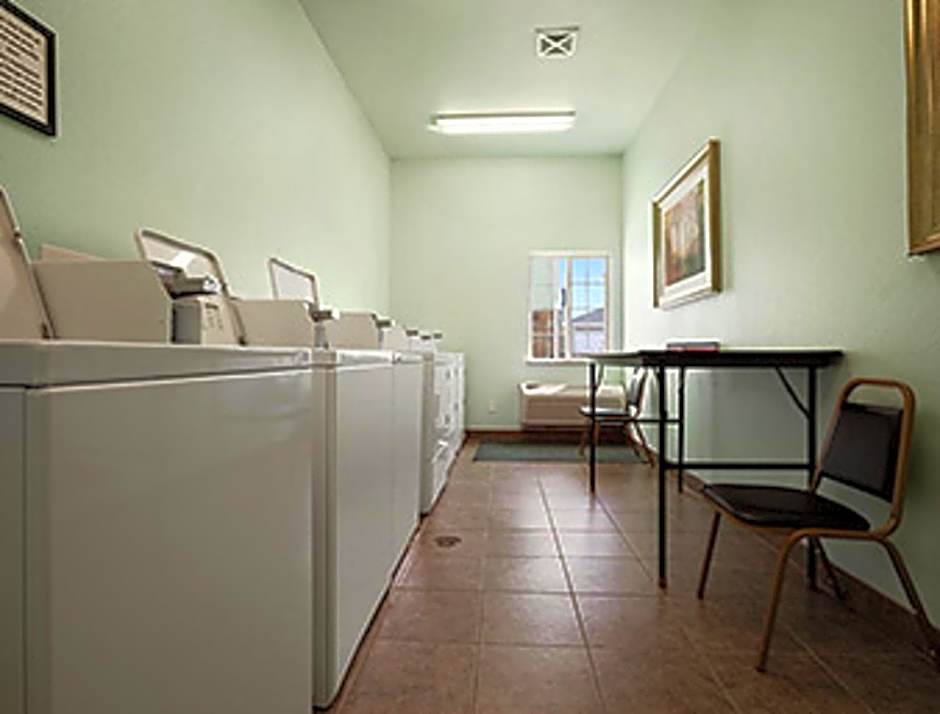 Days Inn & Suites by Wyndham Columbus NE