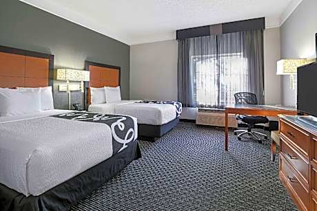 2 Queen Beds Mobility/Hearing Accessible Deluxe Tub w/Grab Bars Non-Smoking