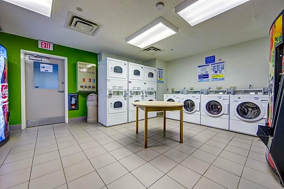 Studio 6 Toronto - Mississauga