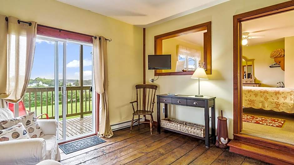 Bayview Pines Country Inn B&B