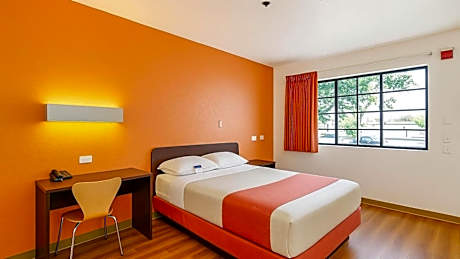 Deluxe Queen Room - Non-Smoking