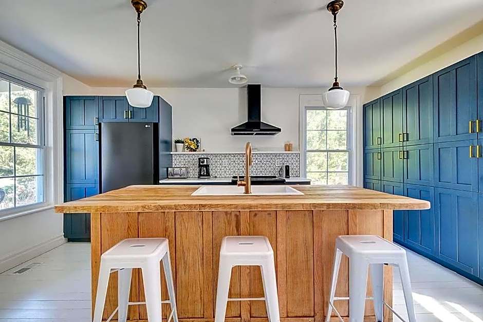 The Gem - Beautiful farmhouse with hot tub