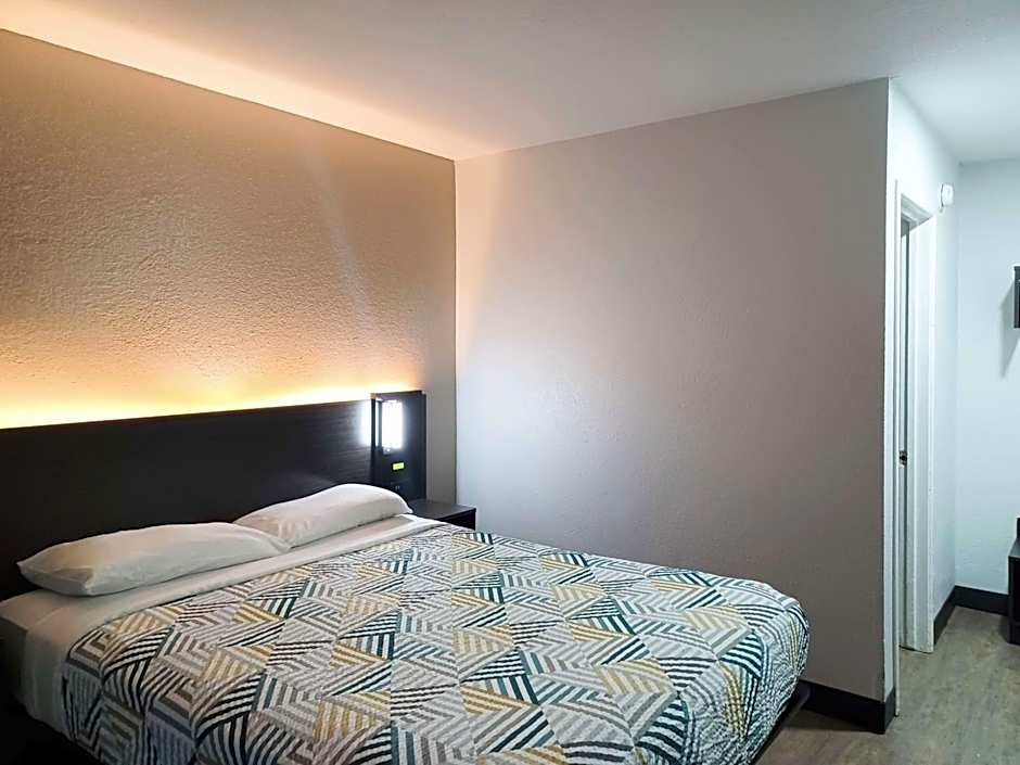 Motel 6-Fresno, CA - Blackstone North