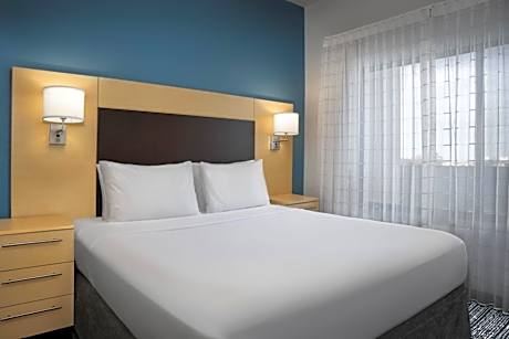 One-Bedroom Queen Suite