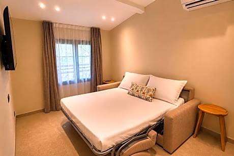 Family Room - 3 to 4 People