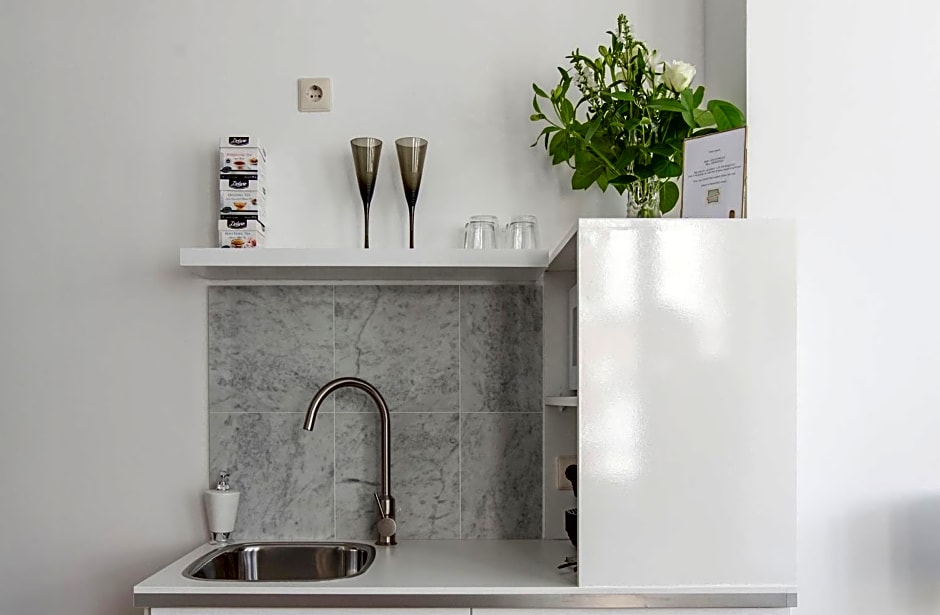 Jordaan Suite bed and bubbles