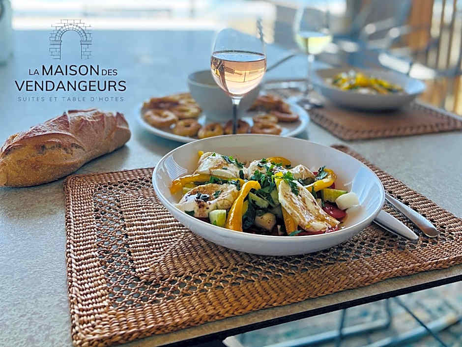 La Maison des Vendangeurs - TABLE D'HÔTES le soir du jeudi au dimanche- Jacuzzi - Balnéo SPA - ACCES PISCINE pour toutes les chambres sauf STUDIO COQUET- Piscine de mai à mi-octobre