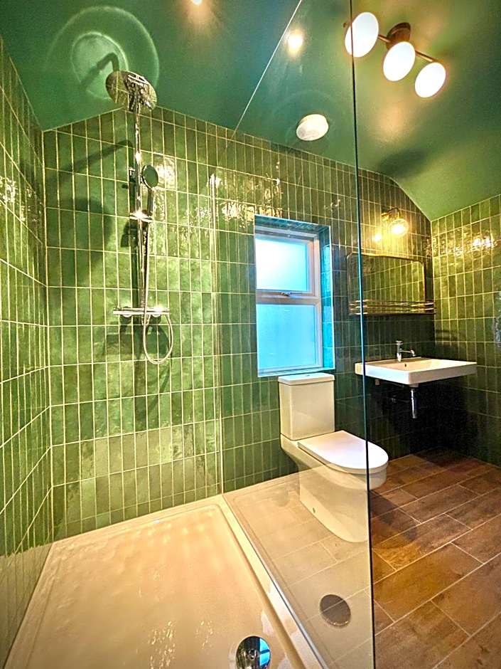 ROOMS AT THE QUAYSIDE - stylish en-suite rooms on Poole Quay all fully refurbed