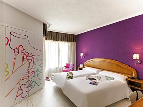 Standard room with two single beds