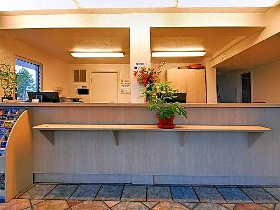 Super 6 Inn & Suites