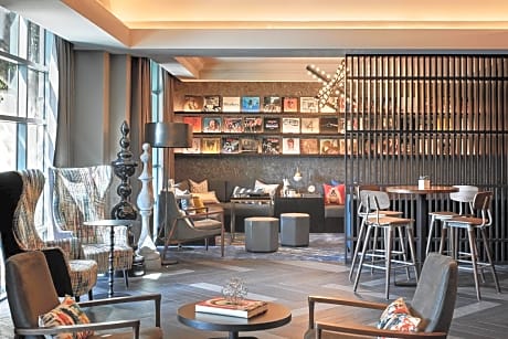 Renaissance Los Angeles Airport Hotel