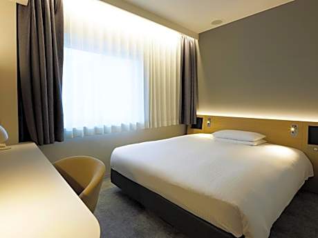Business Style Queen Room - Non-Smoking - Main Building