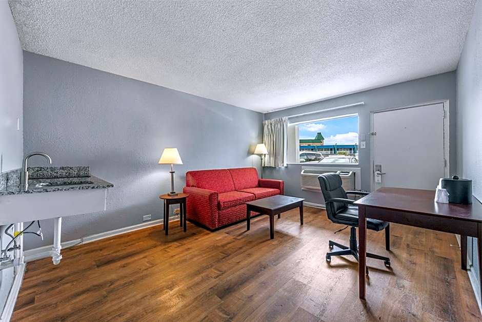 Super 8 by Wyndham Portsmouth - Norfolk