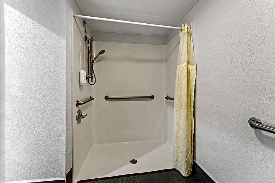 Quality Inn & Suites near Robins Air Force Base