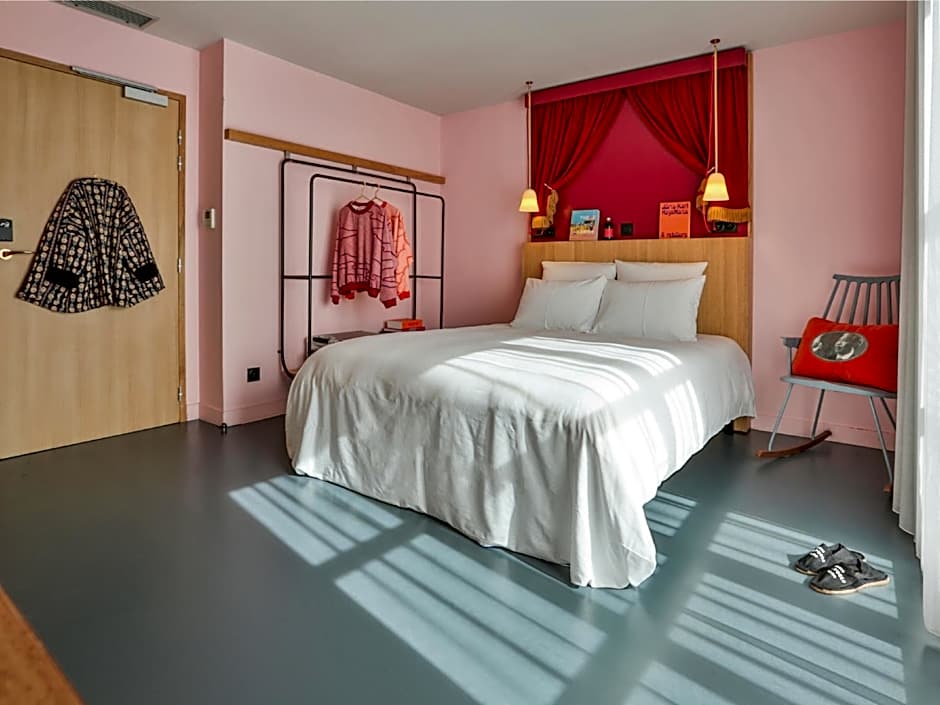 MOB HOTEL Paris Les Puces