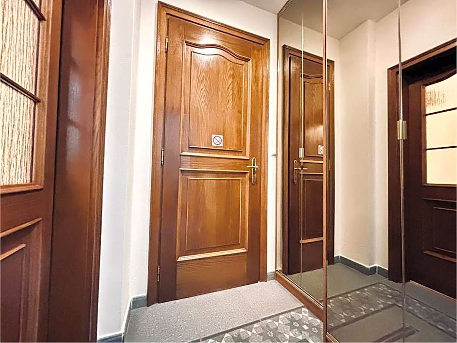 Poet's Theme Room, Free Parking