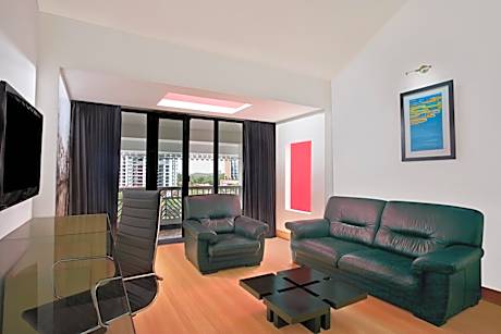One-Bedroom Bi-Level Suite - Club Level with 10% F & B discount