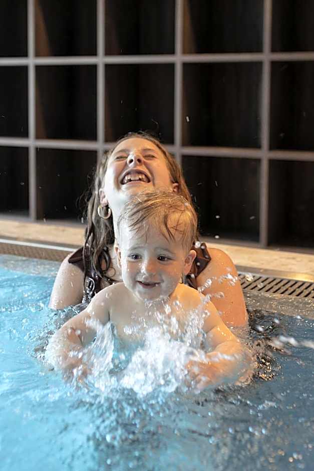 Aparthotel Familiaris - Family Apartments - Pools & Spa in Dolomites