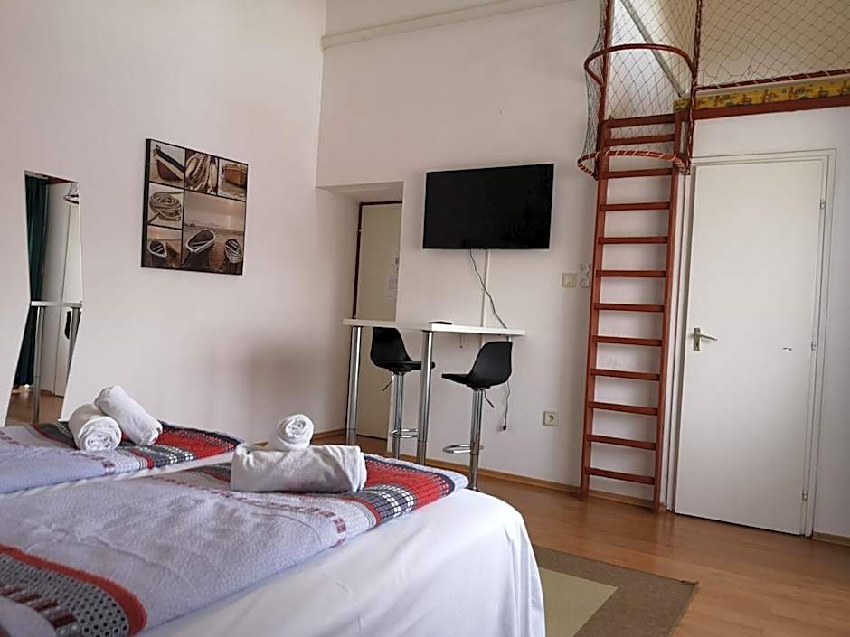 Parton Hotel & Bowling