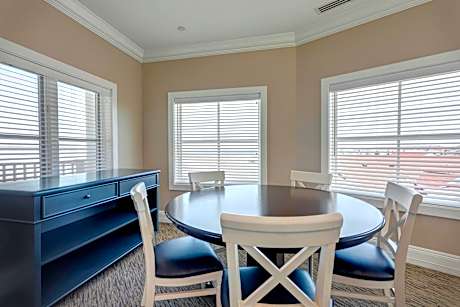 Lake View Tower Parlor, Larger Studio, 1 Queen wall bed, Lake view, Corner room, Balcony