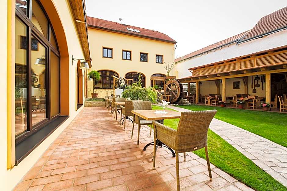 Hotel Selsky Dvur - Bohemian Village Courtyard