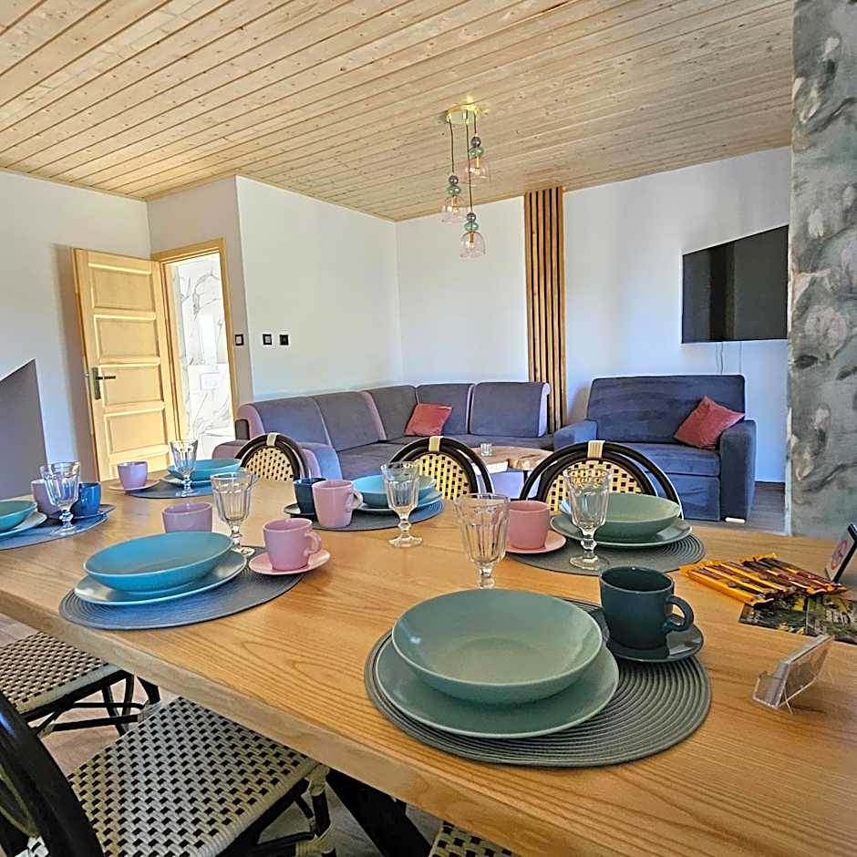 Przystań nad Sanem z widokiem na góry i rzekę