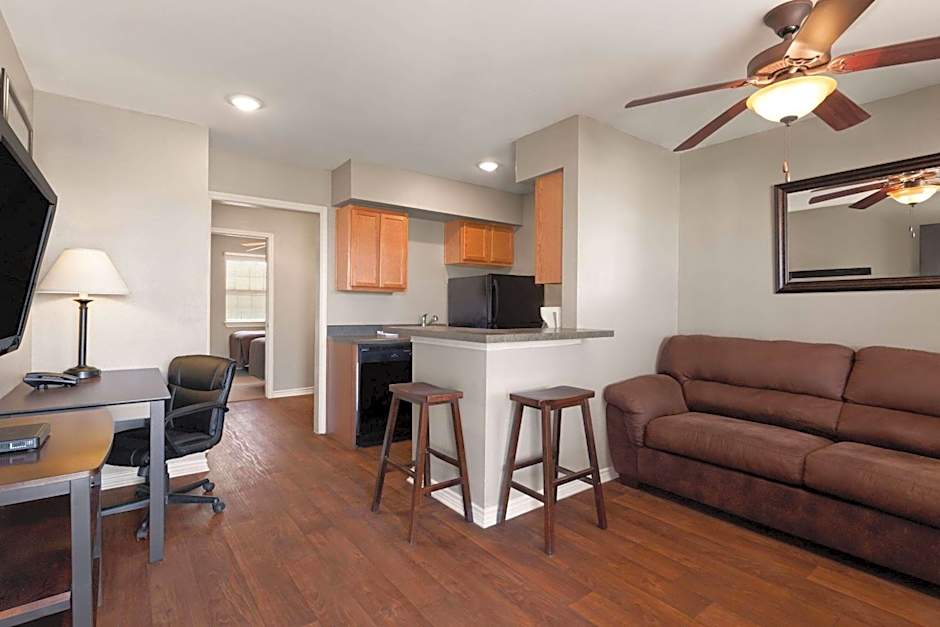 Eagle's Den Suites Cotulla a Travelodge by Wyndham