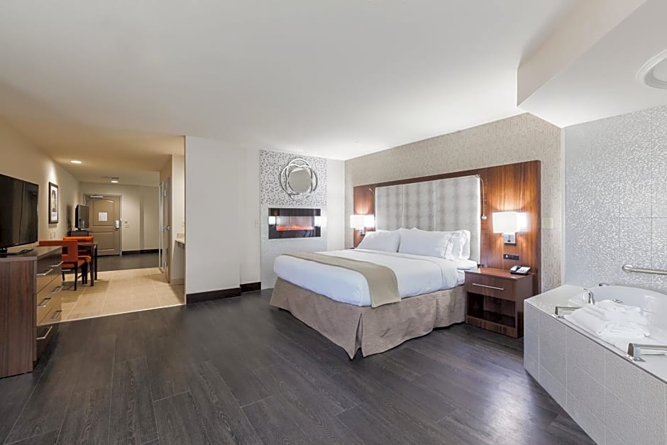 Holiday Inn Express & Suites Eureka, an IHG Hotel