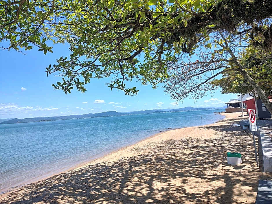 Casa pé na areia com vista especial do pôr do sol.