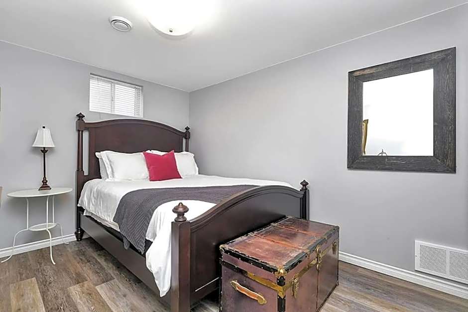 Retro vibe w hot tub piano lounge and vinyls