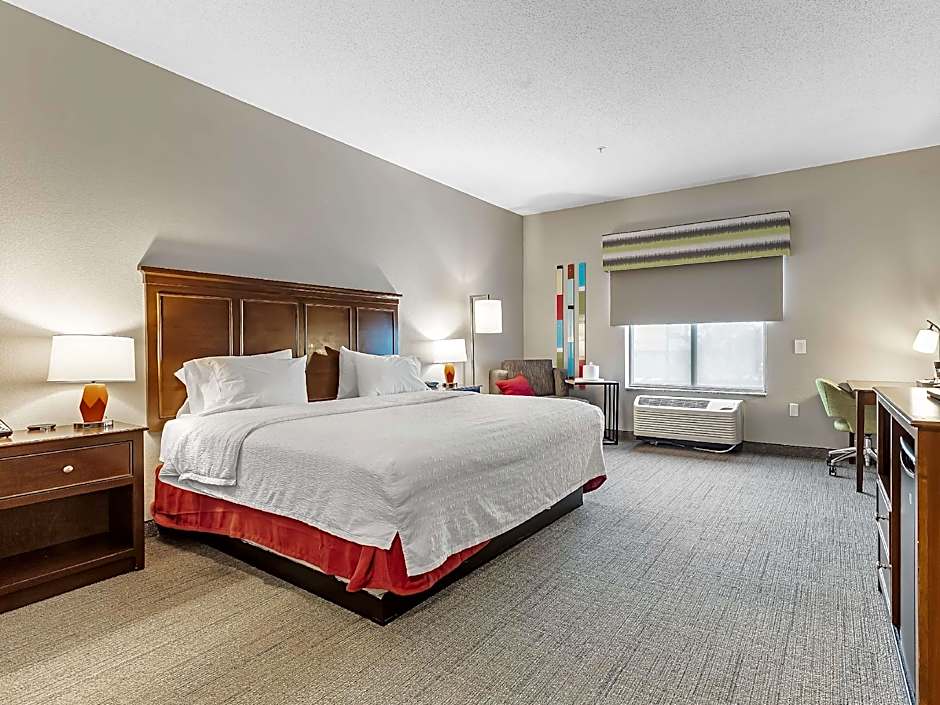 Photo 1 sur 2 de 1 King Bed, Hearing/Mobility Accessible, Roll in Shower